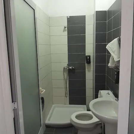 Yjet Hotel *