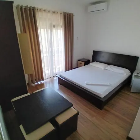 Hotel Yjet *